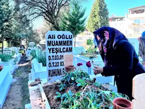 İpek Yeşilçam, Oğlu Ege'nin Mezarında Gözyaşı Döküyor