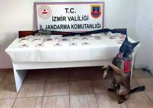 İzmir Torbalı'da Uyuşturucu Operasyonu: 3 Gözaltı, 1,4 Kg Metamfetamin Ele Geçirildi