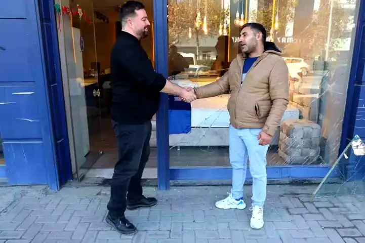 Alkollü Adam Yatak Mağazasında Uyuyakaldı!