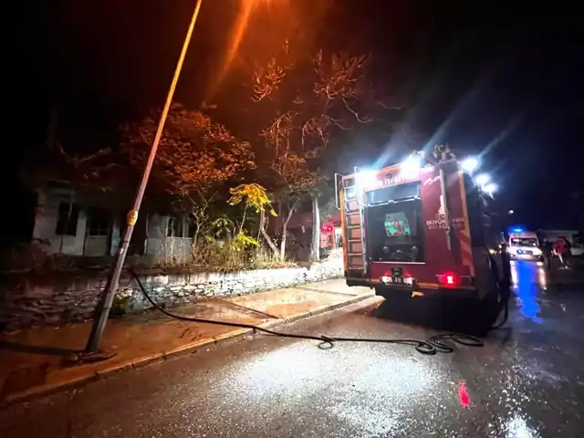 Metruk Bina Yandı: İzmir'in Bir İlçesinde Yangın