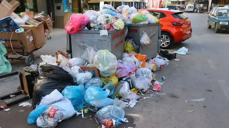 Bayraklı'da Çöp Grevi: Yollar Çöplük Oldu