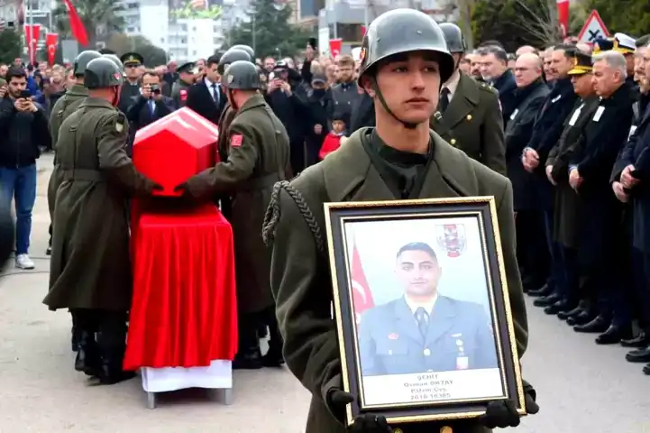 Şehit Uzman Çavuş Oktay, İzmir'de Toprağa Verildi