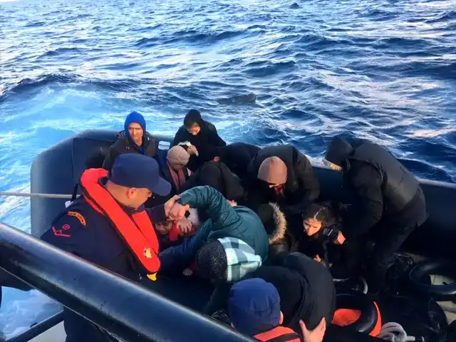 İzmir'de 76 Düzensiz Göçmen Yakalandı